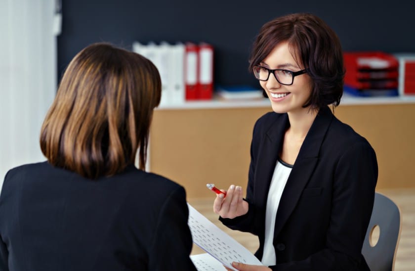 2 Frauen am besprechen