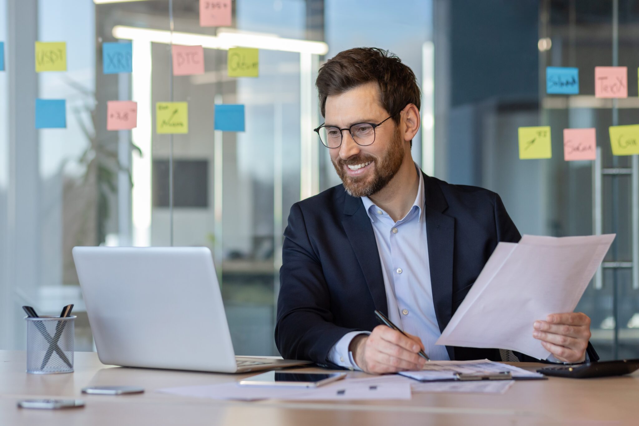 Training Selbstmanagement - Lächelnde Führungskraft organisiert seinen Arbeitsalltag