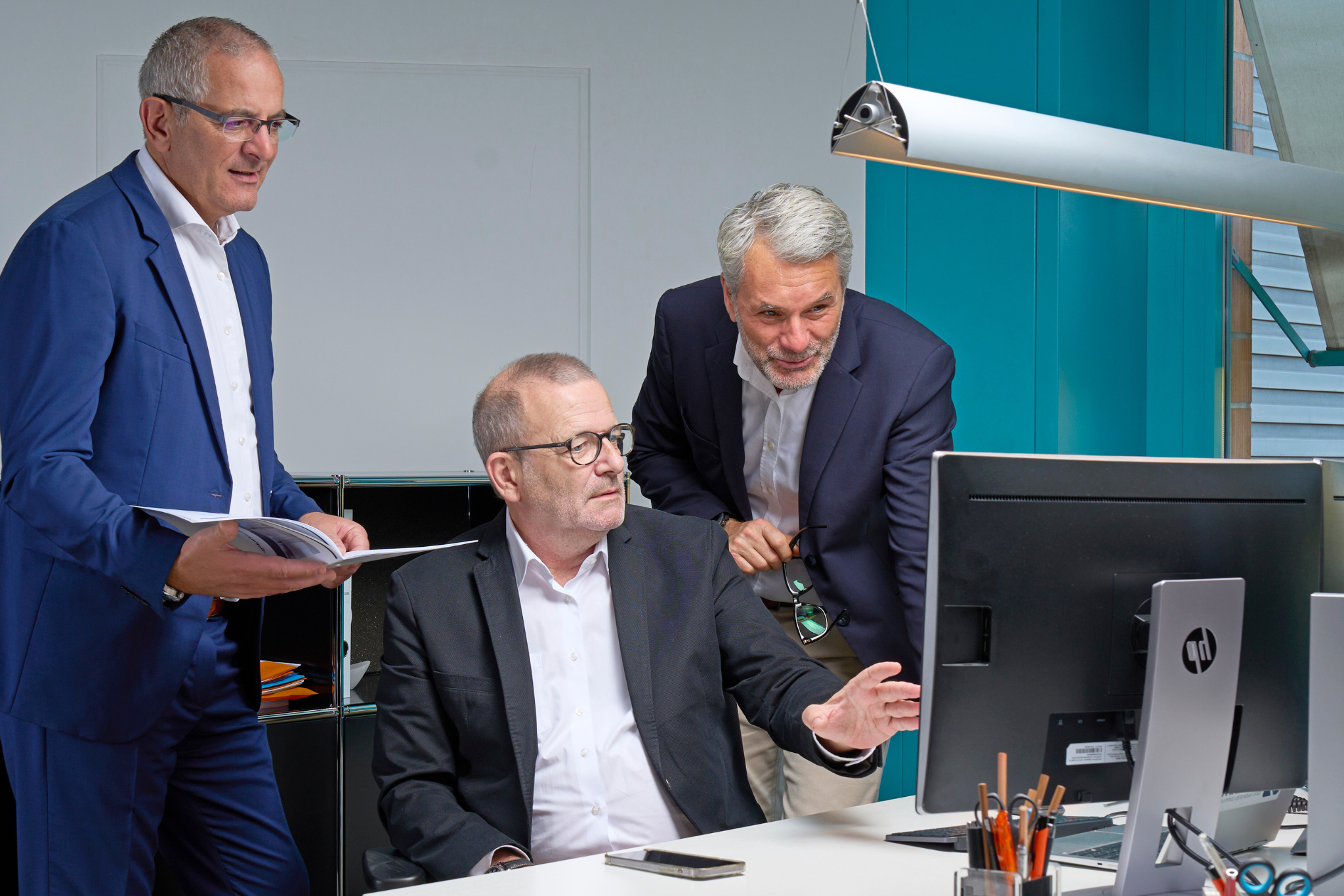benefitIMPACT Trainer Olivier Égelé, Jean-Christophe Nigon und Valdemar Duarte im Austausch am Computer benefitIMPACT Trainer Olivier Égelé, Jean-Christophe Nigon und Valdemar Duarte im Austausch am Computer