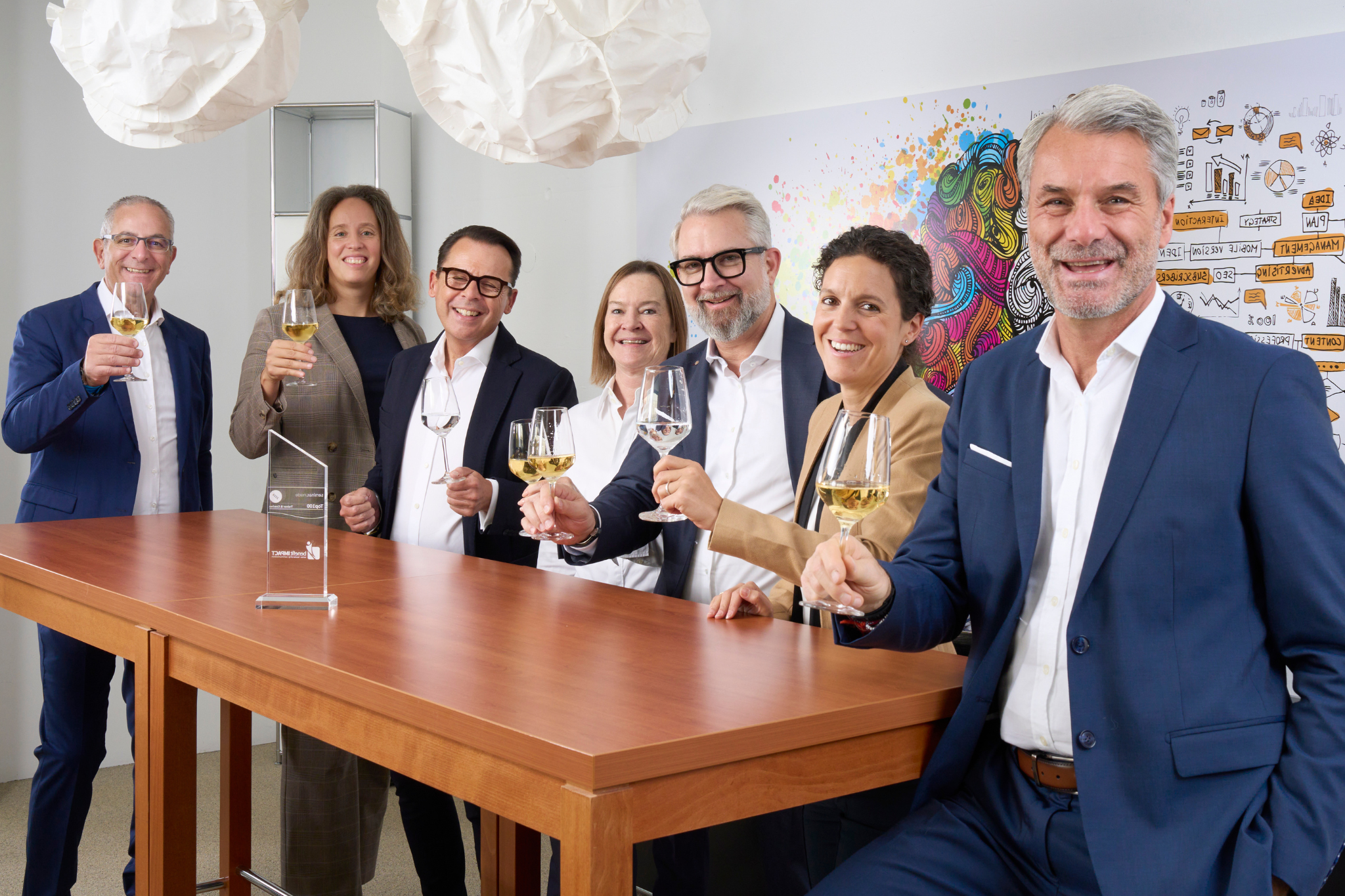 Über uns - Das benefitIMPACT Team stösst an auf den gemeinsamen Erfolg Das benefitIMPACT Team stösst auf den gemeinsamen Erfolg an
